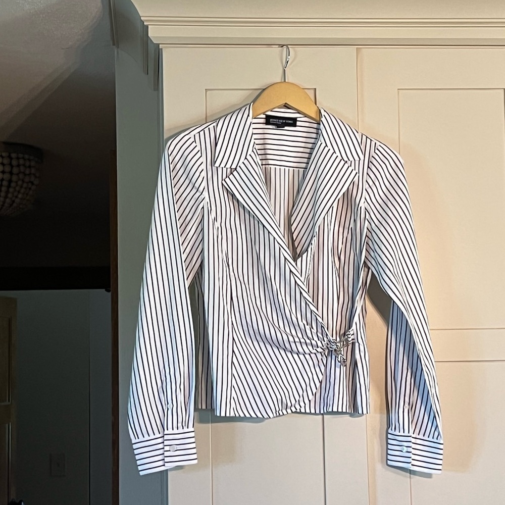 Jones New York black and white wrap top, size M, waist length